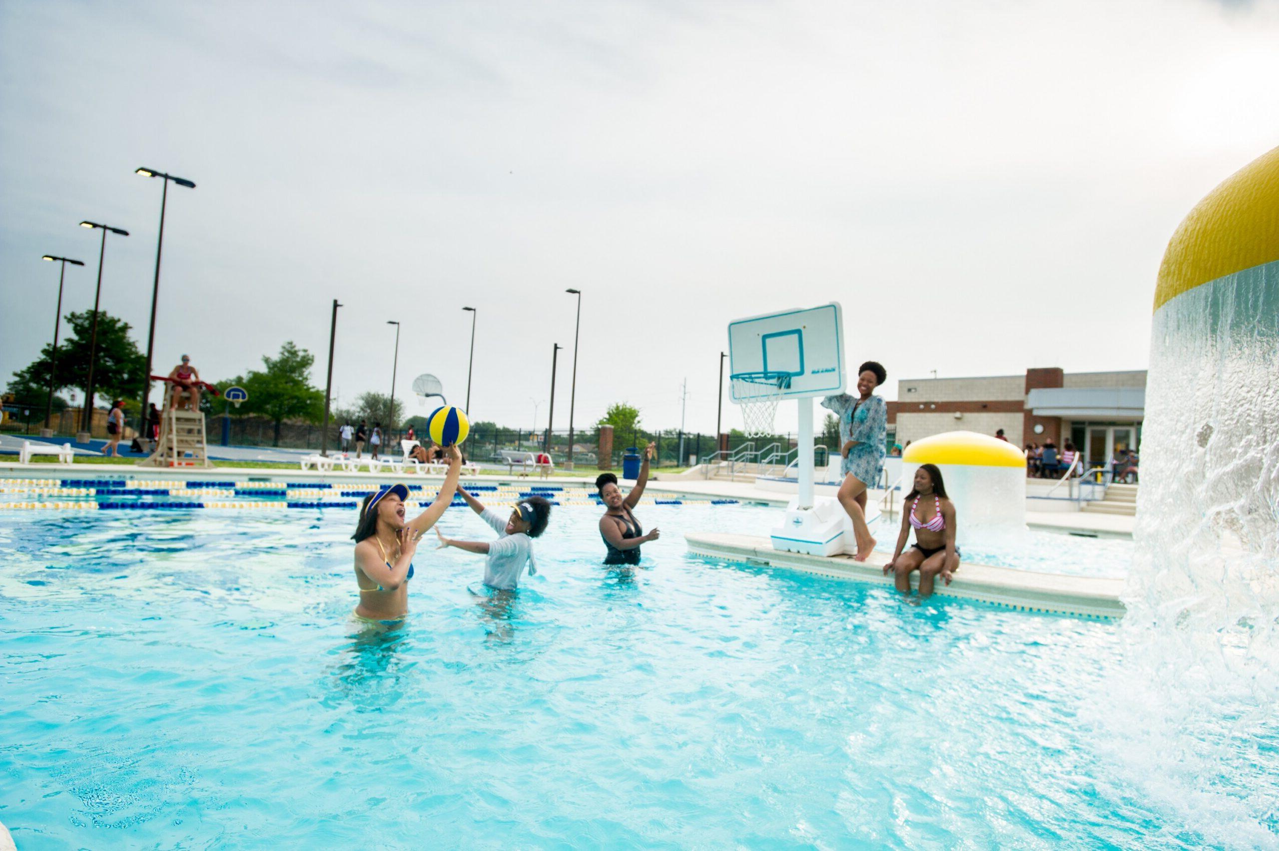 学生 playing in water at the pool at the MRC